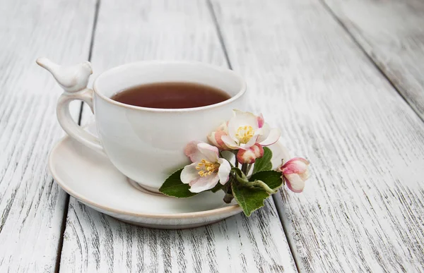 Tazza di tè con fiori di mela — Foto Stock