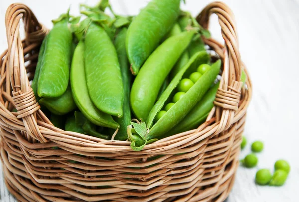 Groene erwten op een tafel — Stockfoto