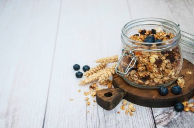 kavanoz içinde ev yapımı granola 