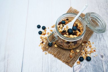 kavanoz içinde ev yapımı granola 