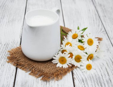 süt ve papatya çiçeği ile sürahi