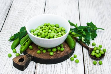 bir tabloda yeşil bezelye