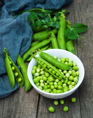 bir tabloda yeşil bezelye