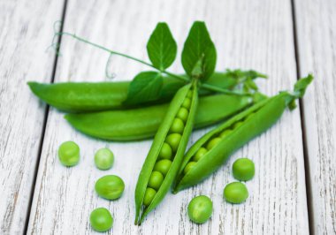 bir tabloda yeşil bezelye