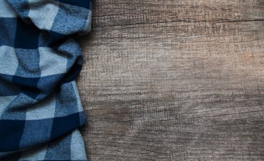 Damalı peçete ahşap arka plan üzerinde