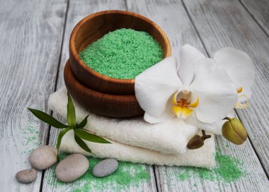 Spa Ürünleri ve beyaz orkide