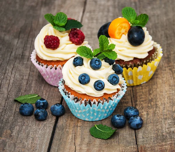 Cupcakes with fresh berries — Stock Photo, Image