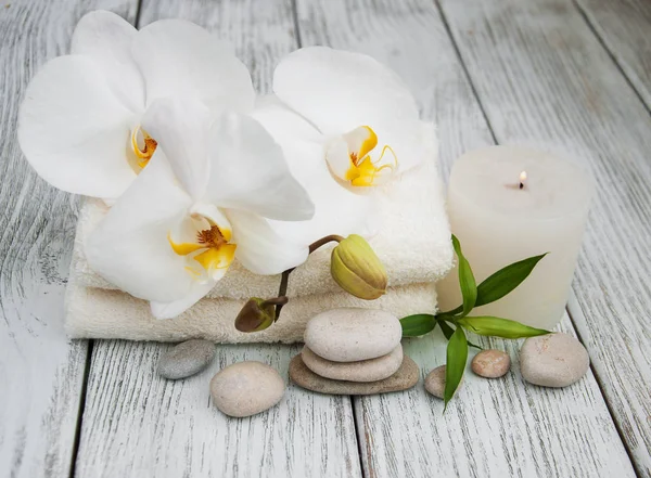 Productos de spa y orquídeas blancas — Foto de Stock