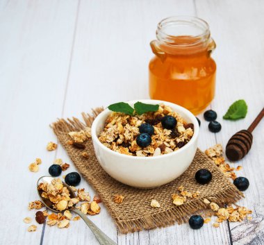 Yaban mersini ile ev yapımı granola