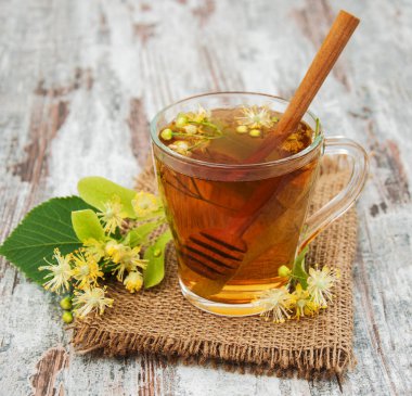 Bir fincan ıhlamur çiçekli bitki çayı.