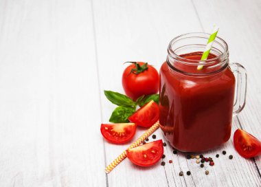 Kavanoz domates suyu ile