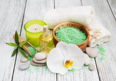 Spa Ürünleri ve beyaz orkide