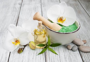 Spa Ürünleri ve beyaz orkide