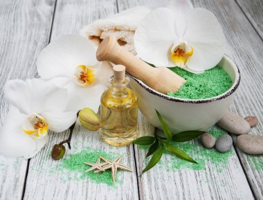 Spa Ürünleri ve beyaz orkide