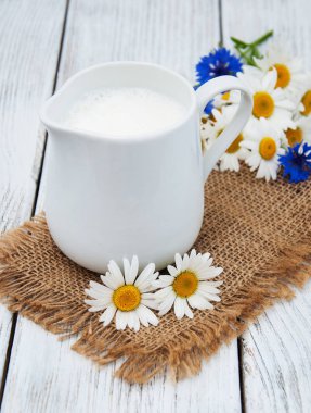 süt ve kır çiçeği ile sürahi