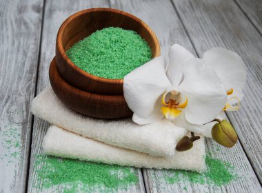 Spa Ürünleri ve beyaz orkide