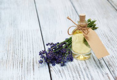 Petrol, boş etiket ve lavanta çiçekleri ile şişe