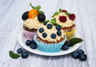 taze çilek ile cupcakes