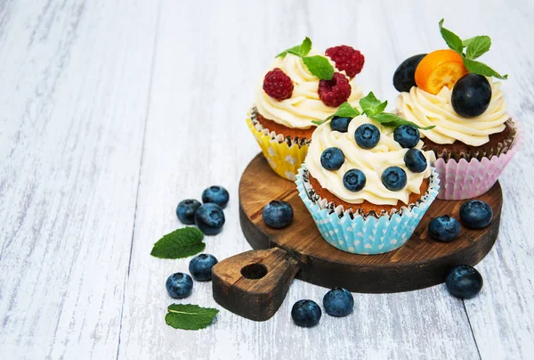 Cupcakes with fresh berries — Stock Photo, Image