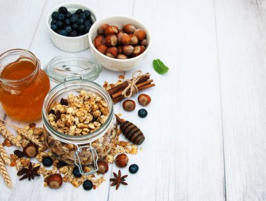 kavanoz içinde ev yapımı granola