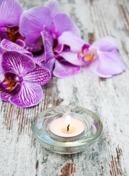 Vela con orquídeas — Foto de Stock