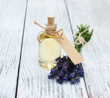 Petrol, boş etiket ve lavanta çiçekleri ile şişe