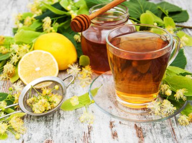 Bir fincan ıhlamur çiçekli bitki çayı.