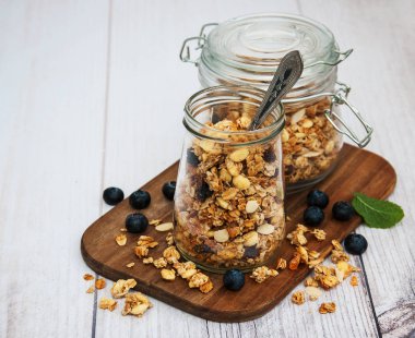 kavanoz içinde ev yapımı granola