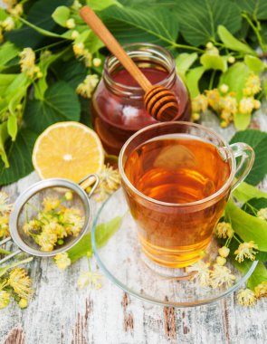 Bir fincan ıhlamur çiçekli bitki çayı.