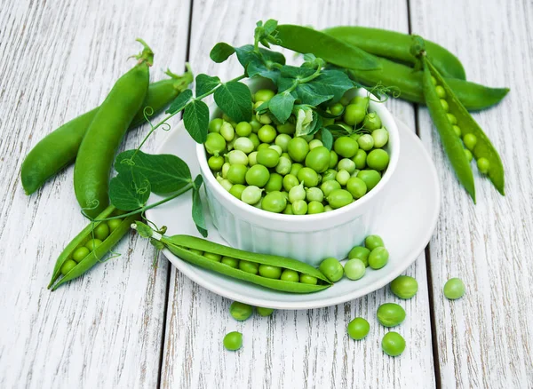 Groene erwten op een tafel — Stockfoto