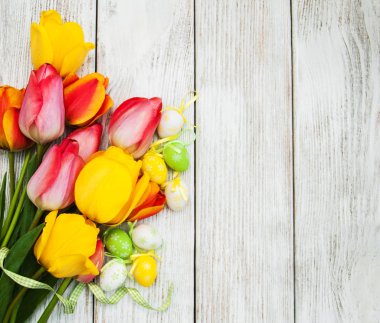 Paskalya yumurtaları ve laleler