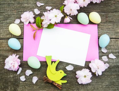 Paskalya yumurtaları ve tebrik kartı