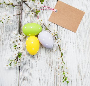 Paskalya yumurtaları ve tebrik kartı