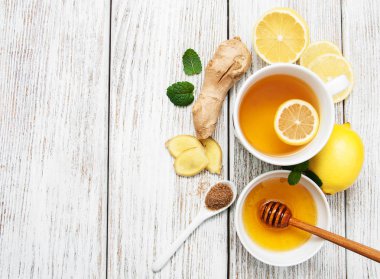 Limonlu ve zencefilli çay.