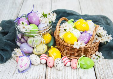 Paskalya yumurtaları ve bahar çiçeği