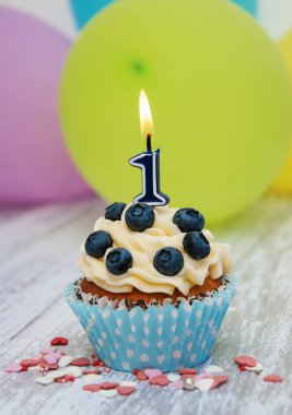 Sayısal bir mum ile cupcake