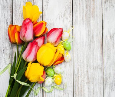 Paskalya yumurtaları ve laleler