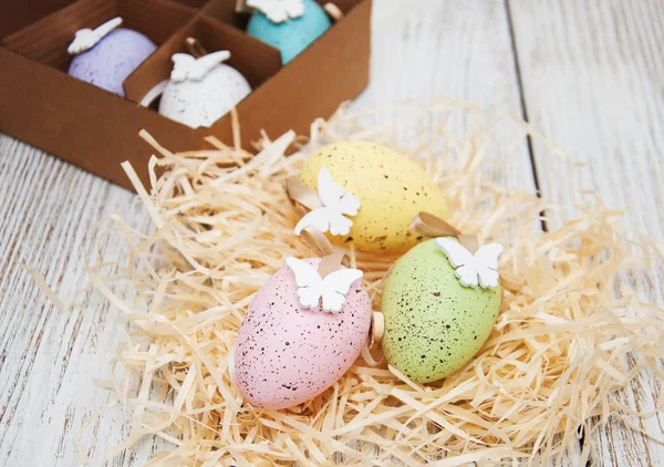 Huevos de Pascua y flor de primavera — Foto de Stock