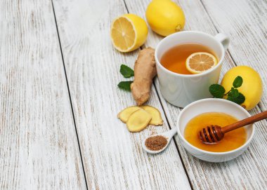 Limonlu ve zencefilli çay.