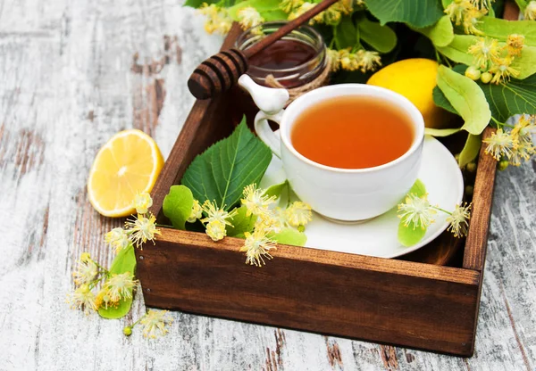 Bir fincan ıhlamur çiçekli bitki çayı.