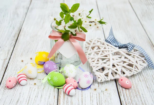 Huevos de Pascua y flor de primavera —  Fotos de Stock