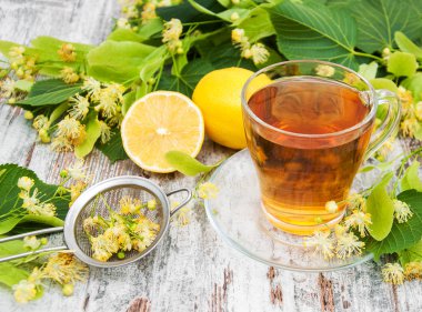 Bir fincan ıhlamur çiçekli bitki çayı.