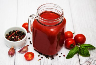 Kavanoz domates suyu ile