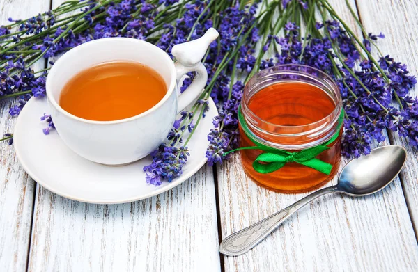 Tasse Tee und Lavendel — Stockfoto