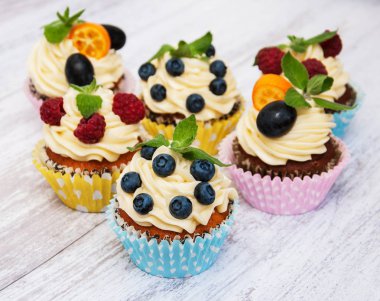 taze çilek ile cupcakes