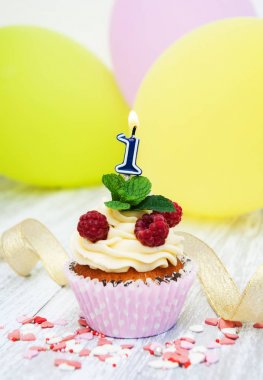 Sayısal bir mum ile cupcake