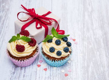 Taze meyveleri ve hediye kutusu ile cupcakes