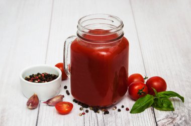 Kavanoz domates suyu ile