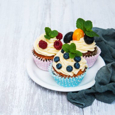 taze çilek ile cupcakes