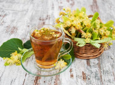 Bir fincan ıhlamur çiçekli bitki çayı.